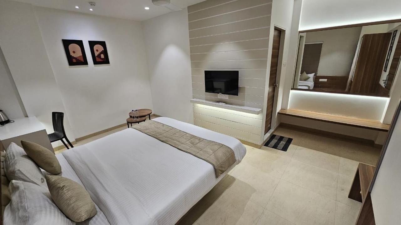Hotel Veesons Executive Solapur Zewnętrze zdjęcie