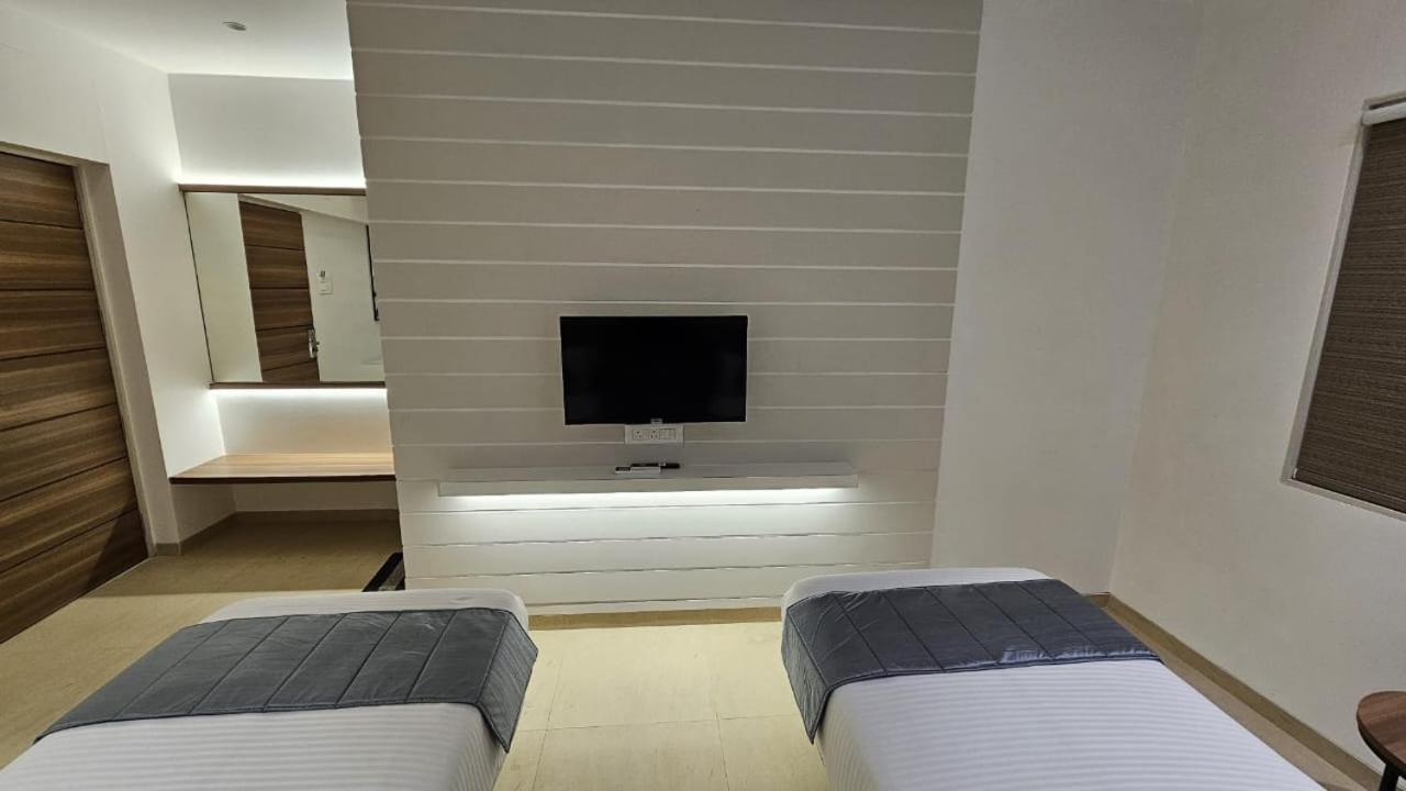 Hotel Veesons Executive Solapur Zewnętrze zdjęcie