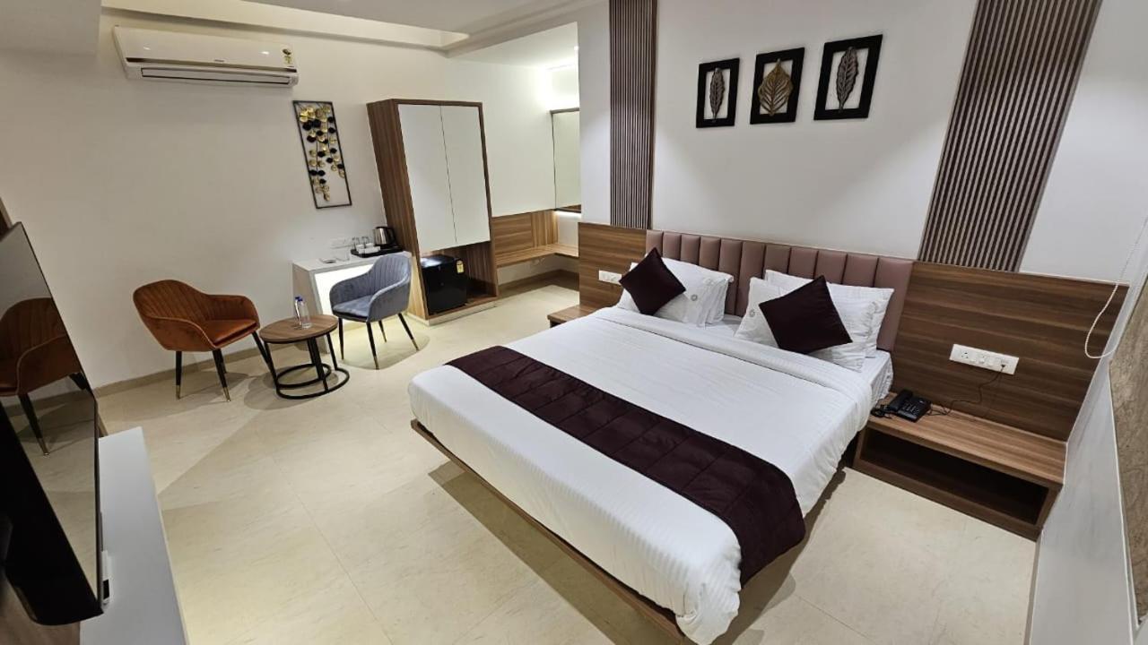 Hotel Veesons Executive Solapur Zewnętrze zdjęcie