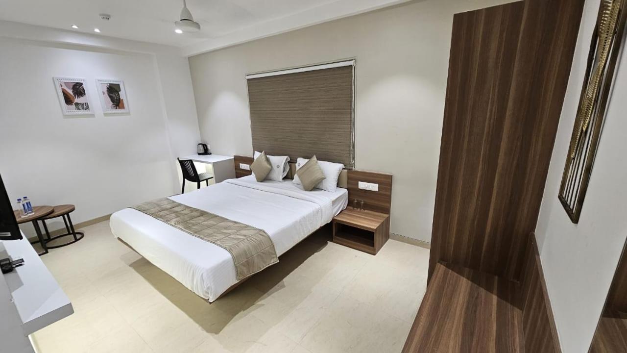 Hotel Veesons Executive Solapur Zewnętrze zdjęcie