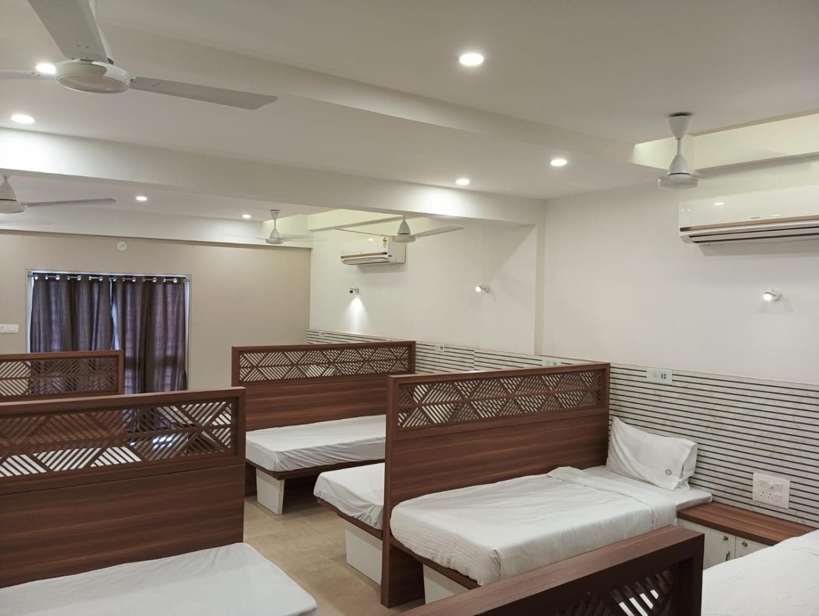 Hotel Veesons Executive Solapur Zewnętrze zdjęcie