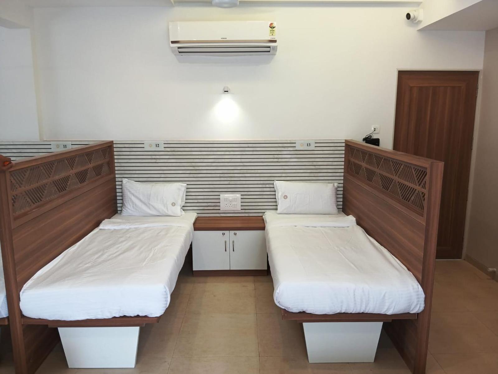 Hotel Veesons Executive Solapur Zewnętrze zdjęcie