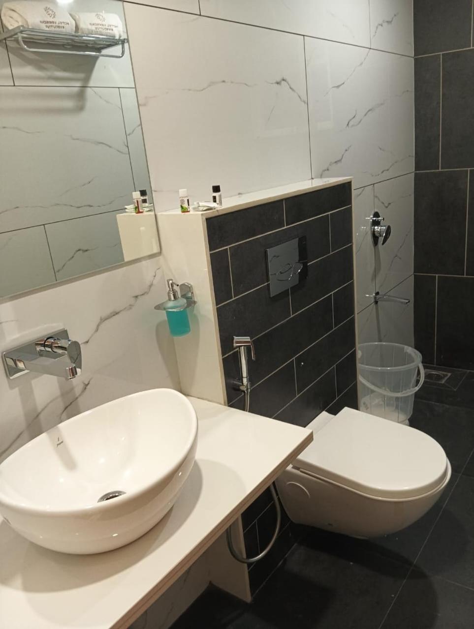 Hotel Veesons Executive Solapur Zewnętrze zdjęcie