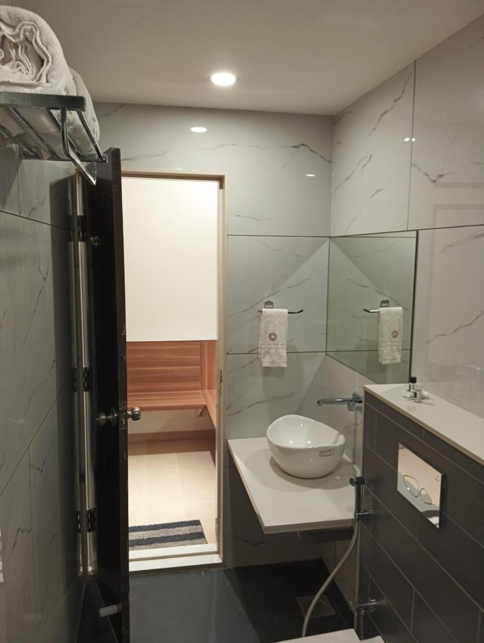 Hotel Veesons Executive Solapur Zewnętrze zdjęcie